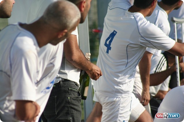 אף אחד לא ישב (אייל אורן)