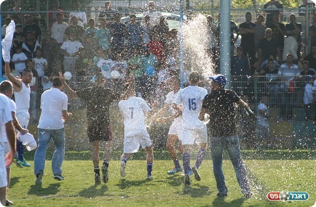 השמפניה נפתחת והחגיגות מתחילות (אייל אורן)