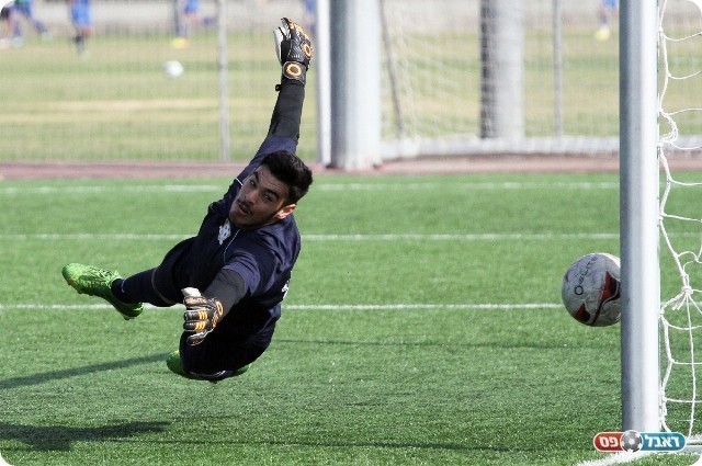 שוויון דרמטי. גינזבורג נכנע לכדור של מזוז (צילום: רועי אסרף)