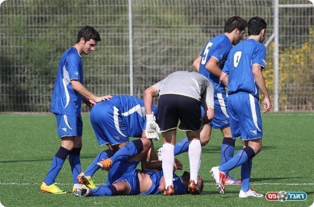 נשארו מסובכים בתחתית. שחקני מלאכי חוגגים (צילום: רועי אסרף)