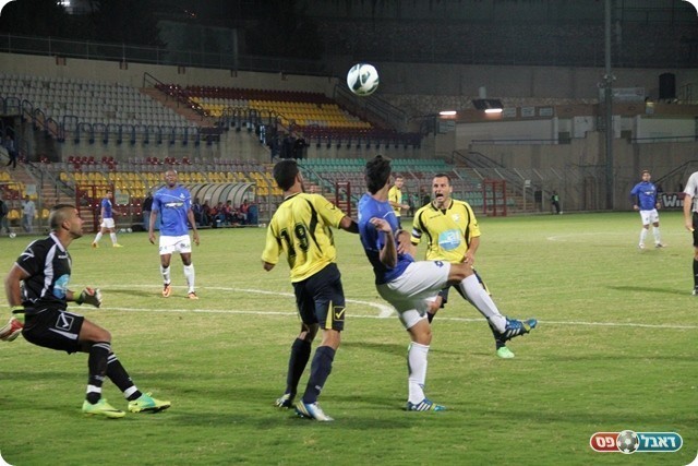 שוויון שלא הספיק. אשרף סולימן מאיים על השער (צילום: מוחמד חאדר אניס)