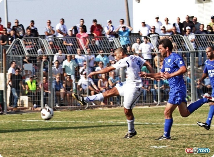 מה שהוא יודע לעשות הכי טוב. קרגולה בועט (צילום: קובי רוזן) 