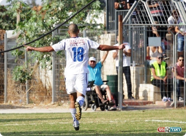 אוהב את הקהל והקהל אותו. קרגולה בפוזה אופיינית (צילום: קובי רוזן)