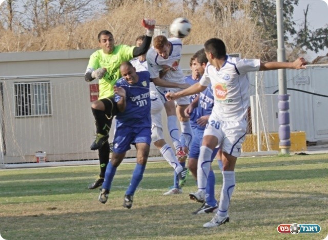 הרביעי בדרך. כהן צדק מעל רבינוביץ' (צילום: קובי רוזן)