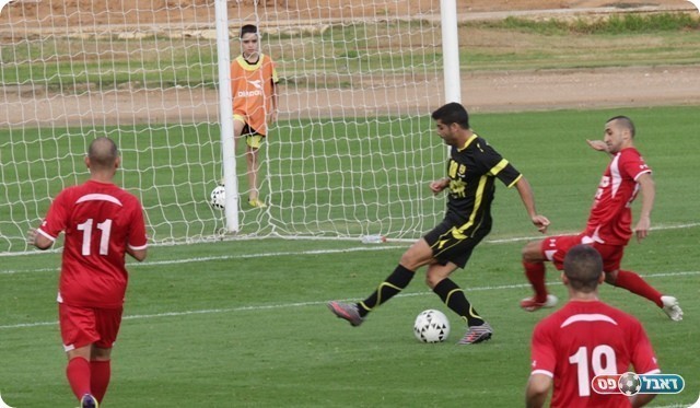 ומפספס את הכדור (צילום: קובי רוזן)