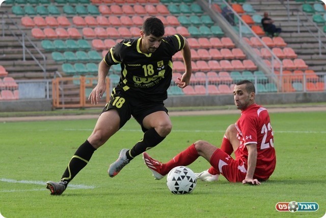 המשחק תפס קצב. בן לוי מנסה לעצור את לובין (צילום: קובי רוזן)