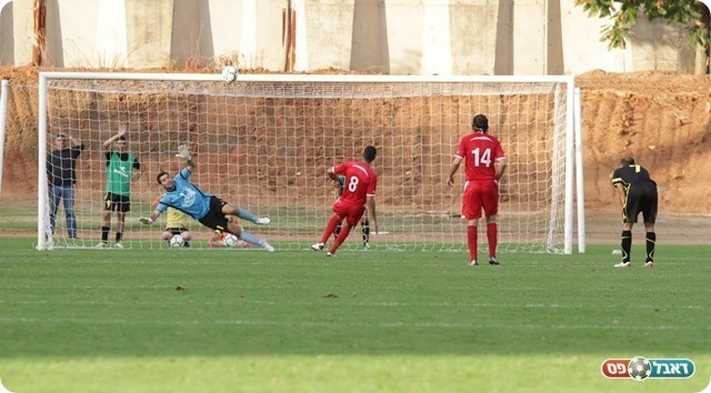 הזדמנות להכריע את המשחק. סרסור בועט (צילום: קובי רוזן)