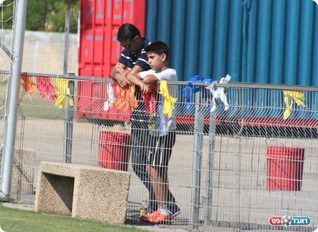 כיבד בנוכחותו. לוי 