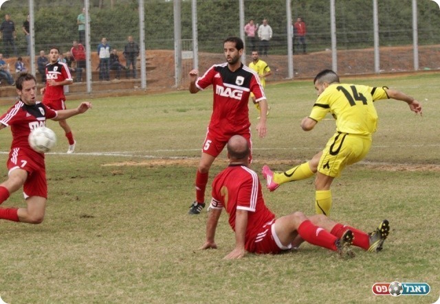 המשחק צבר תאוצה. הלל בועט לידו של בן נחום (צילום: קובי רוזן)