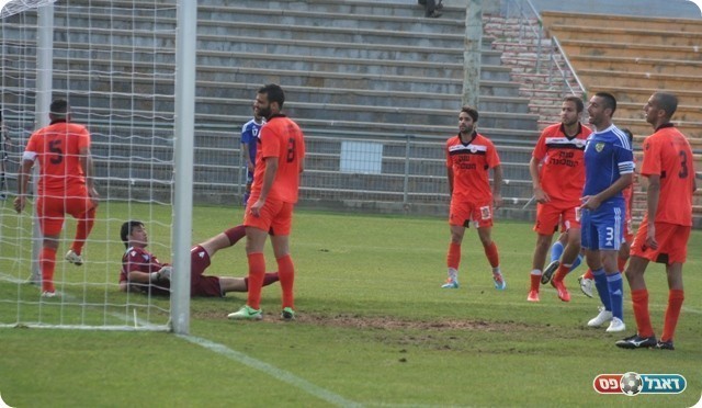 הרביעי. הכדור ברשת 