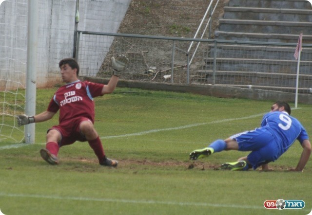 השער שנפסל. אלבז נוגח 