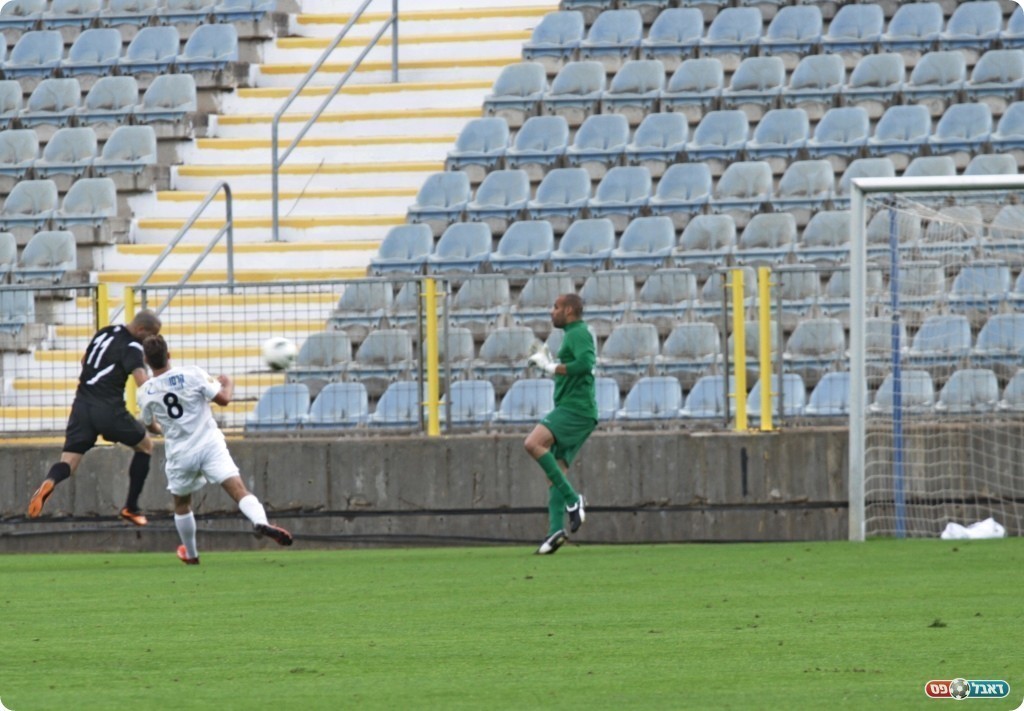 אשכנזי שעלה מהספסל נוגח את השני (צילום: קובי רוזן)