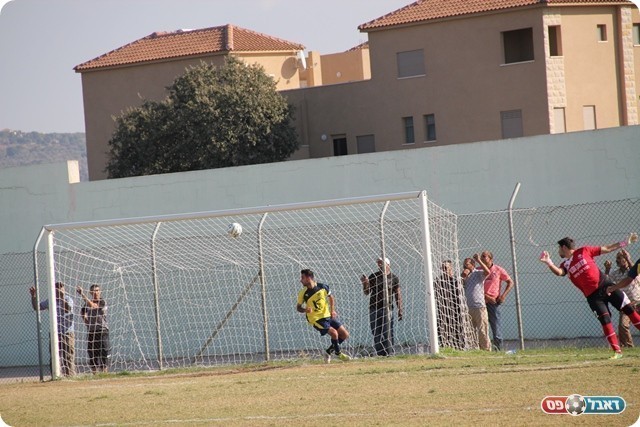 ההזדמנות הראשונה. הכדור של זריהן ברשת (צילום: מוחמד חאדר אניס)