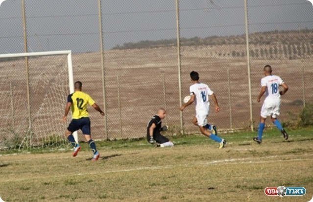 המשחק התעורר. שמש עוצר את אגבריה (צילום: מוחמד חאדר אניס)