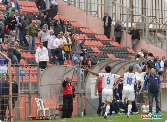 וחוגג עם האוהדים (צילום: קובי רוזן)