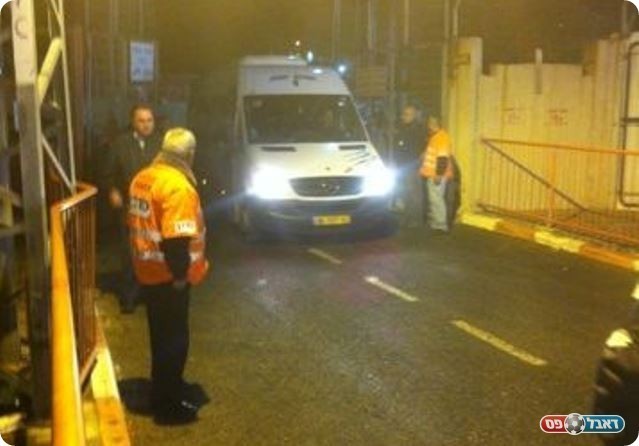 רק אחרי שעה וחצי. המיניבוס של בקה (צילום: מוחמד חאדר אניס)