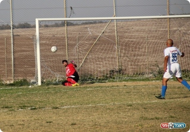 עוד החמצה של בקה. הכדור של זריהן בקורה (צילום: מוחמד חאדר אניס)