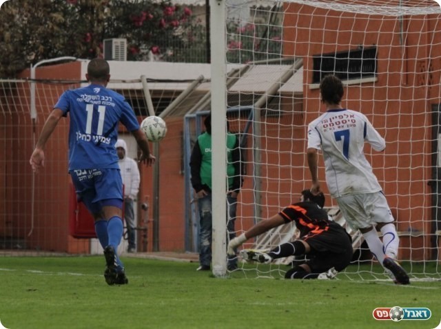 עבר או לא עבר את הקו?. רז מציל את הנגיחה של אזולאי (צילום: קובי רוזן)