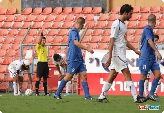 הדרך לספסל הייתה קצרה. האדום למחג'נה (צילום: קובי רוזן)