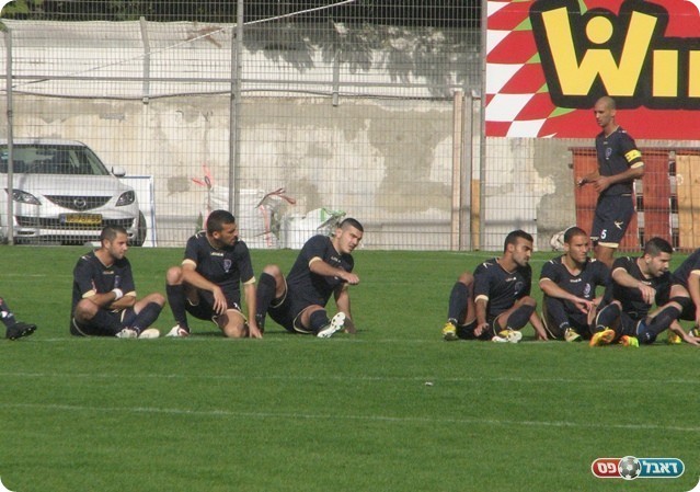 "באים כי אנחנו ספורטאים". שחקני באר יעקב (צילום: תאמר סרסור)