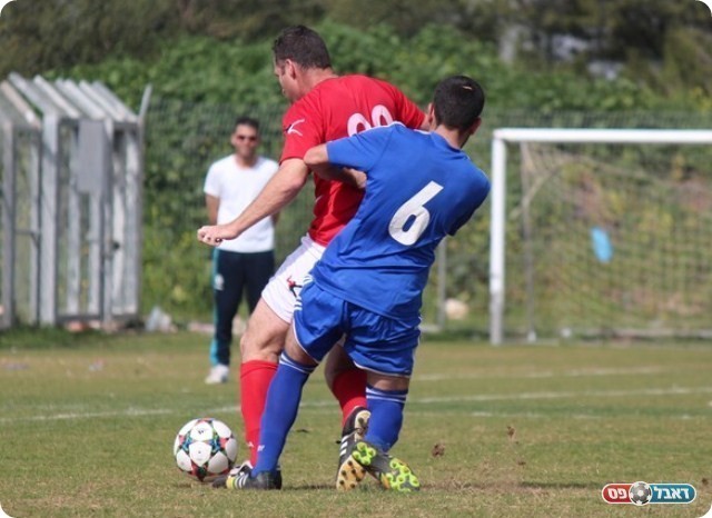 משחק פיזי. שוהנה שומר על חלוואני (תאמר סרסור)