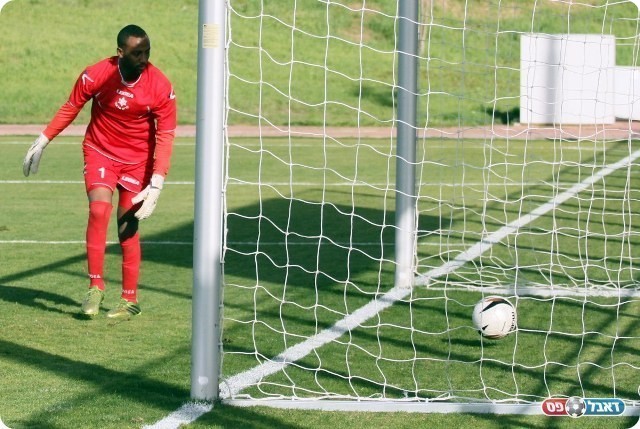 נעצר רק ברשת. דרסו צופה בכדור של אסולין (רועי אסרף)