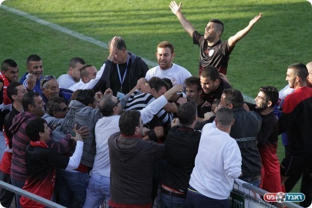 ניצחון הכי מתוק שיכול להיות. שחקני מרמורק חוגגים (צילום: קובי רוזן)