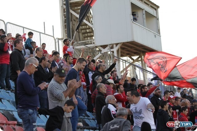 רק נקודה מהפסגה. אוהדי מרמורק (צילום: קובי רוזן) 