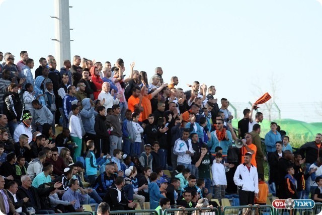 שיא קהל. אוהדי מלאכי (רועי אסרף)