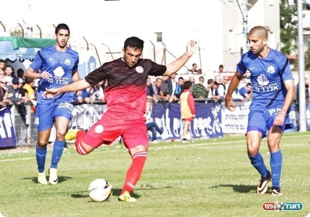 שליטה של מרמורק. אמר מתגבר על שחקני שעריים (צילום: קובי רוזן)