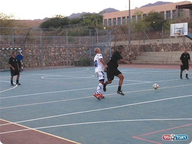 יניב דוד (בלבן) הבולט במגרש (צילום: קובי פורטל)