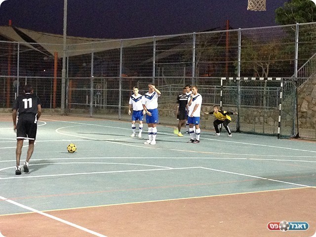 עזרא דסטה שחקנה של תדיראן בבעיטה חופשית (צילום: קובי פורטל)