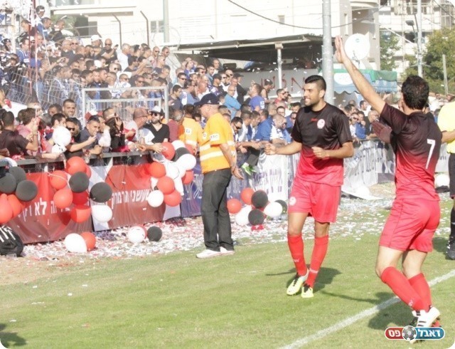 ועם האוהדים (צילום: קובי רוזן)