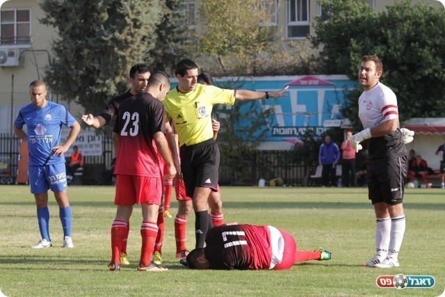 המטרה מקדשת את האמצעים. אלקבץ על הדשא (צילום: קובי רוזן)