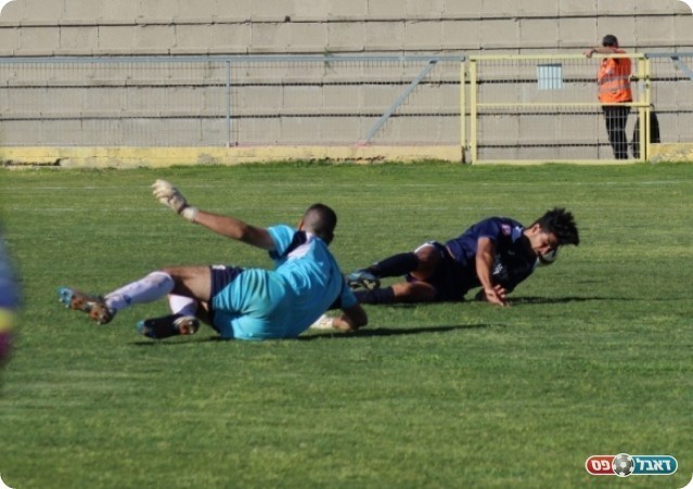 כאן נגמר המשחק. בן כליפא מכשיל את לזמי (עודד חסין)