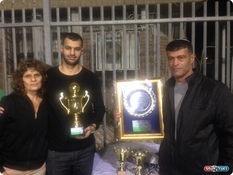 ההורים, איציק ושרה, עם הבן השני עמית (אלי שמואלי)