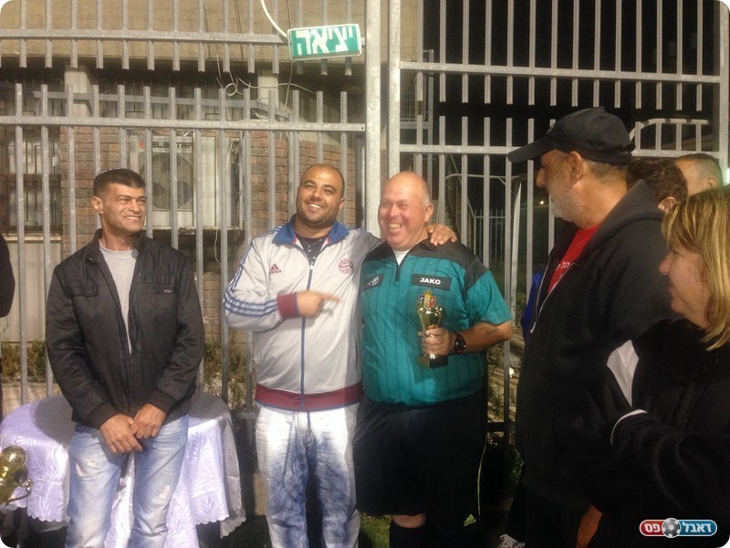 ערן מחלוף מעניק את הגביע לשופט, פליקס ויליק (אלי שמואלי)