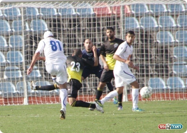 יפו פחה היטב. כהן צדק מטווח את השער (צילום: קובי רוזן)