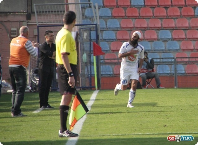 האיש, הכיפה והשער. כהן צדק חוגג (צילום: קובי רוזן)