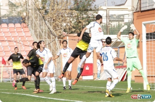 שער משום מקום. פליקר (מוסתר) נוגח (צילום: קובי רוזן)