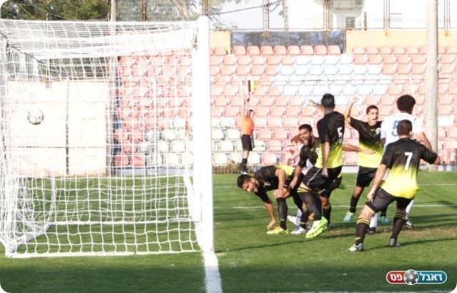 השמחה הייתה מוקדמת. שחקני בת ים והדגל של הקוון מונף (צילום: קובי רוזן)