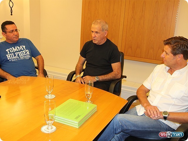 עיני, באוור, ומנכ"ל מרכז הפועל יורם ארנשטיין (צילום: שלומי גבאי)