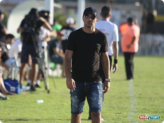 מאמן קבוצת הדואר (צילום: שלומי גבאי)