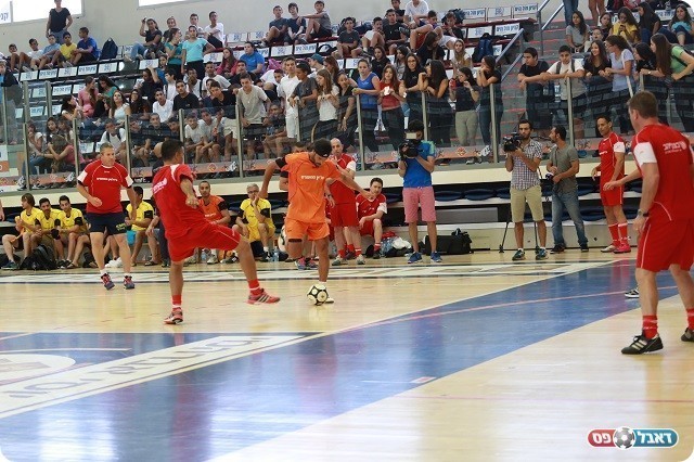 היה שווה הרבה נקודות לערוץ הספורט. דנין מהתל בסילבס (אביב רומשקנו)