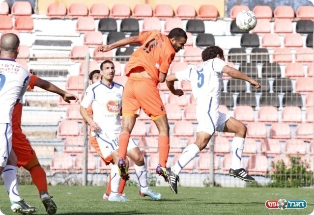 ההחמצה של המחצית. חטארי נוגח (צילום: קובי רוזן)