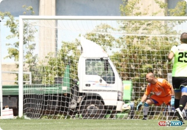 באין מפריע. ביטון נכנע (קובי רוזן)