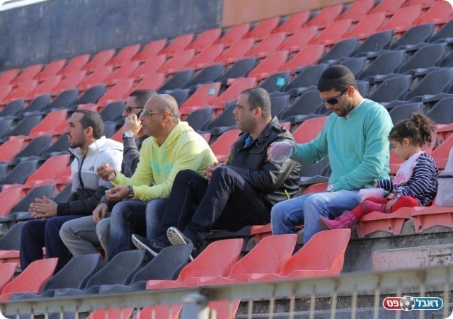 ראו כלום משום דבר. "אוהדי" כפר שלם (צילום: קובי רוזן)