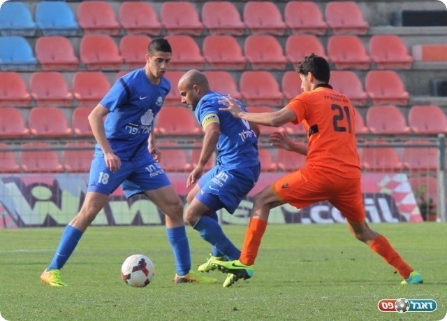 דרשו את ראשו. ורד נשמר ע"י צעירי (צילום: קובי רוזן)