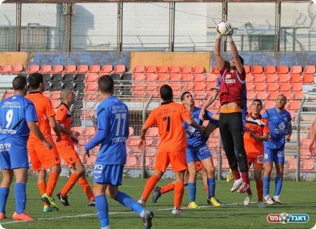 בקושי נגע בכדור. דוידי מלקט בקלות (צילום: קובי רוזן)