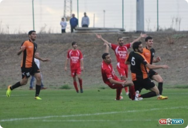 כפר קאסם חזרה למשחק. רוביל סרסור כובש (צילום: ליטפי עיסא)